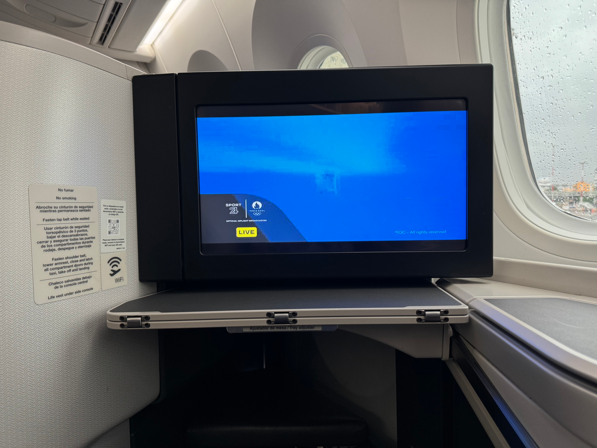 Aeromexico B787 9 business class screen and tray table