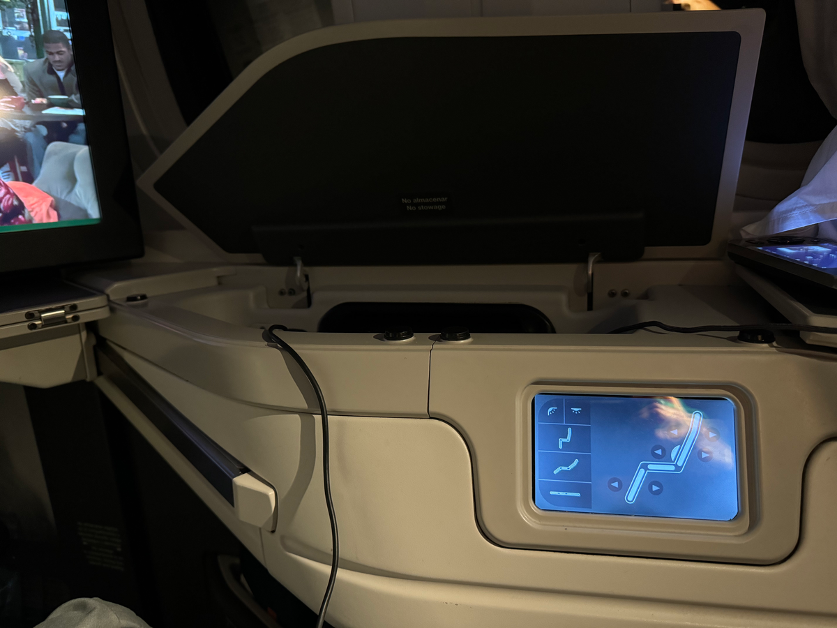 Aeromexico B787 9 business class seat controls