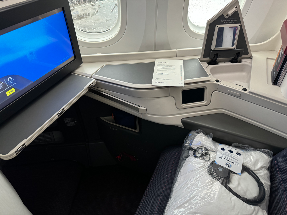 Aeromexico B787 9 business class seat space