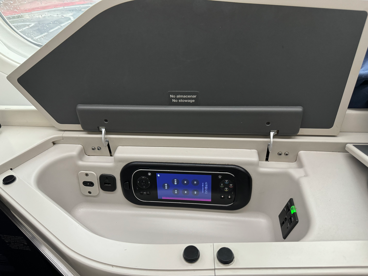 Aeromexico B787 9 business class storage and controls