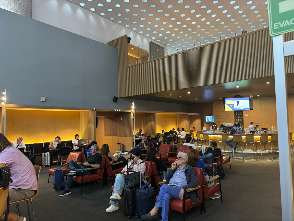 Aeromexico Salon Premier lounge MEX main floor bar