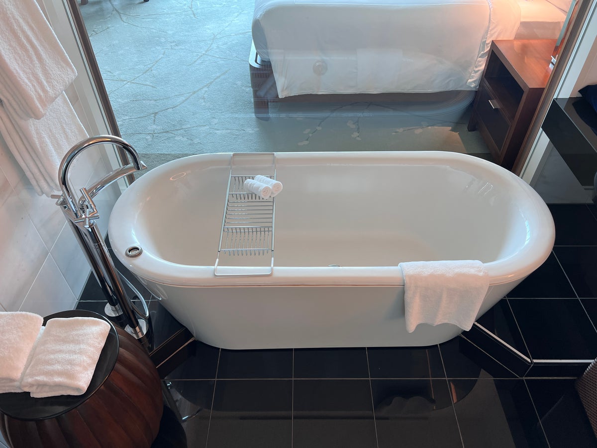 Conrad Tokyo bathroom tub