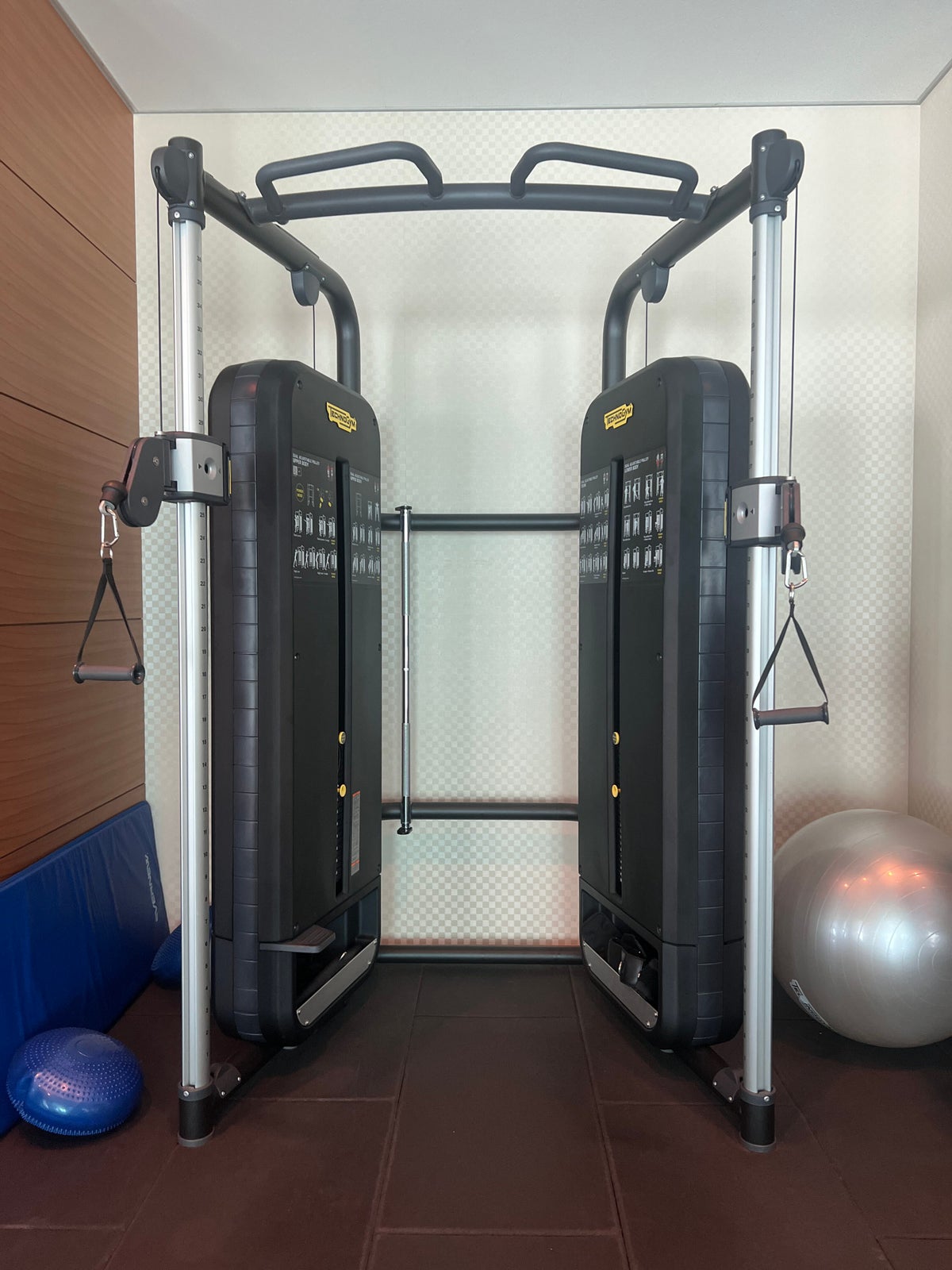 Conrad Tokyo fitness center upper body machines