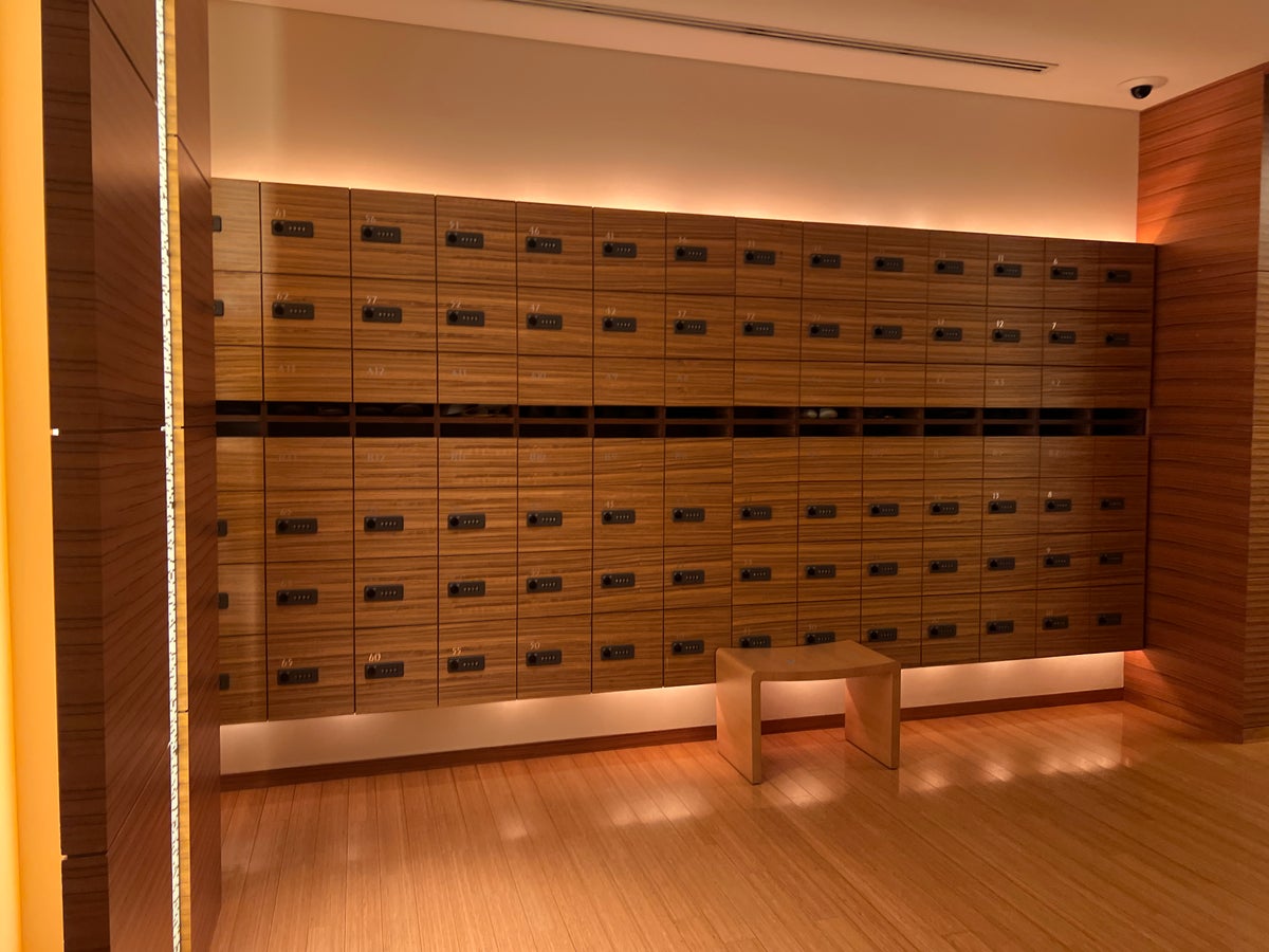 Conrad Tokyo spa locker roon