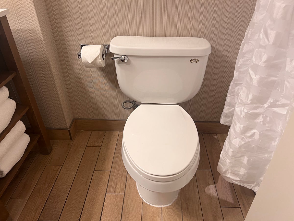 DoubleTree Fallsview Resort Spa by Hilton Niagara Falls toilet