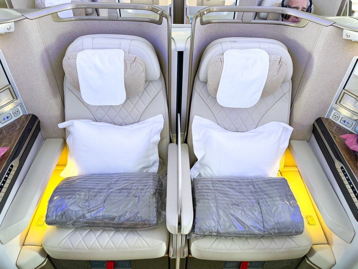 Emirates 777 refreshed business class 2