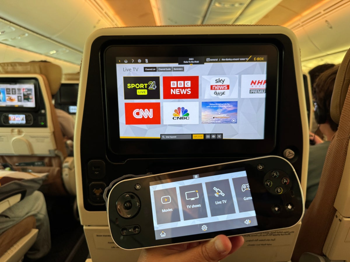 Etihad B787 9 Economy KIX AUH IFE live TV