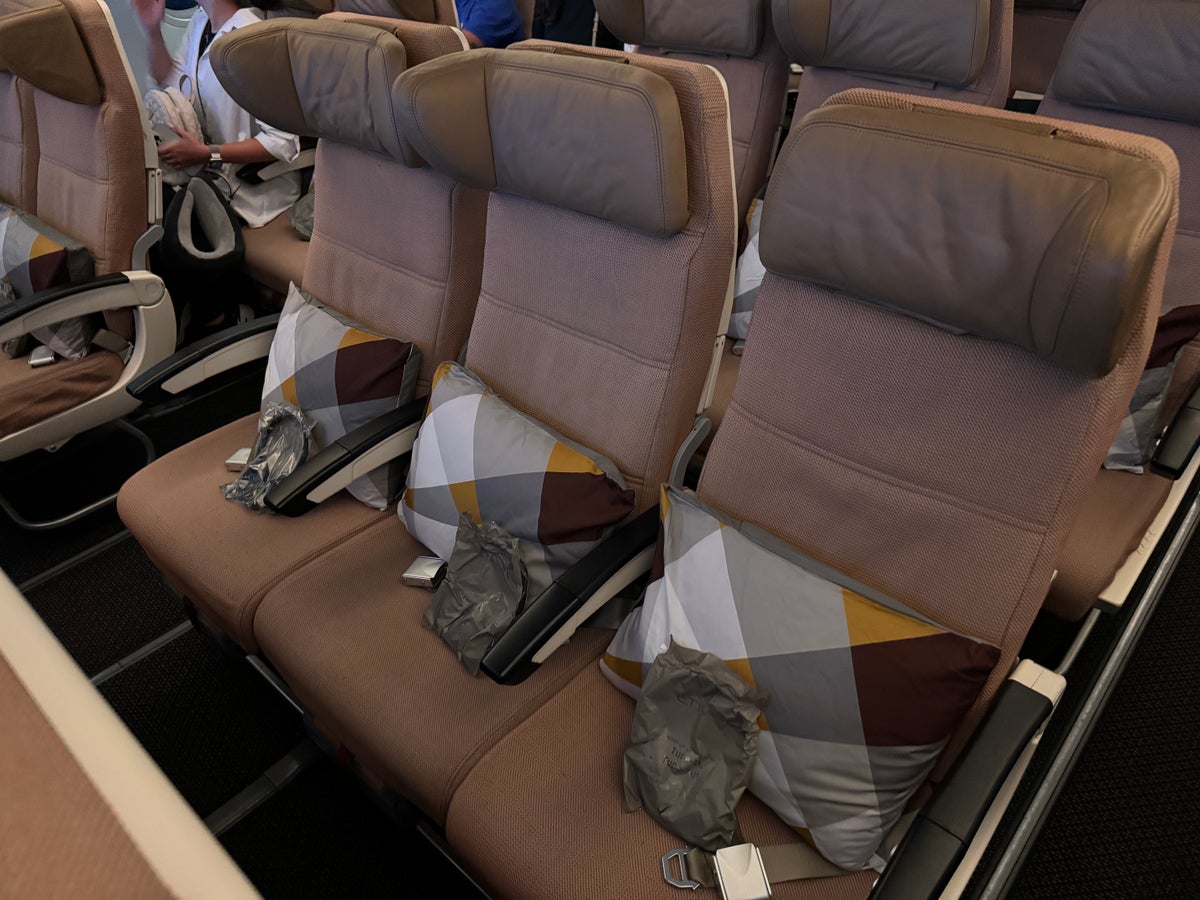 Etihad B787 9 Economy KIX AUH center seats