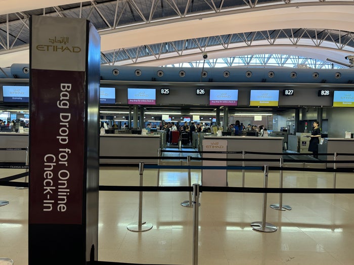 Etihad B787 9 Economy KIX AUH check in Etihad B787 9 Economy KIX AUH check in