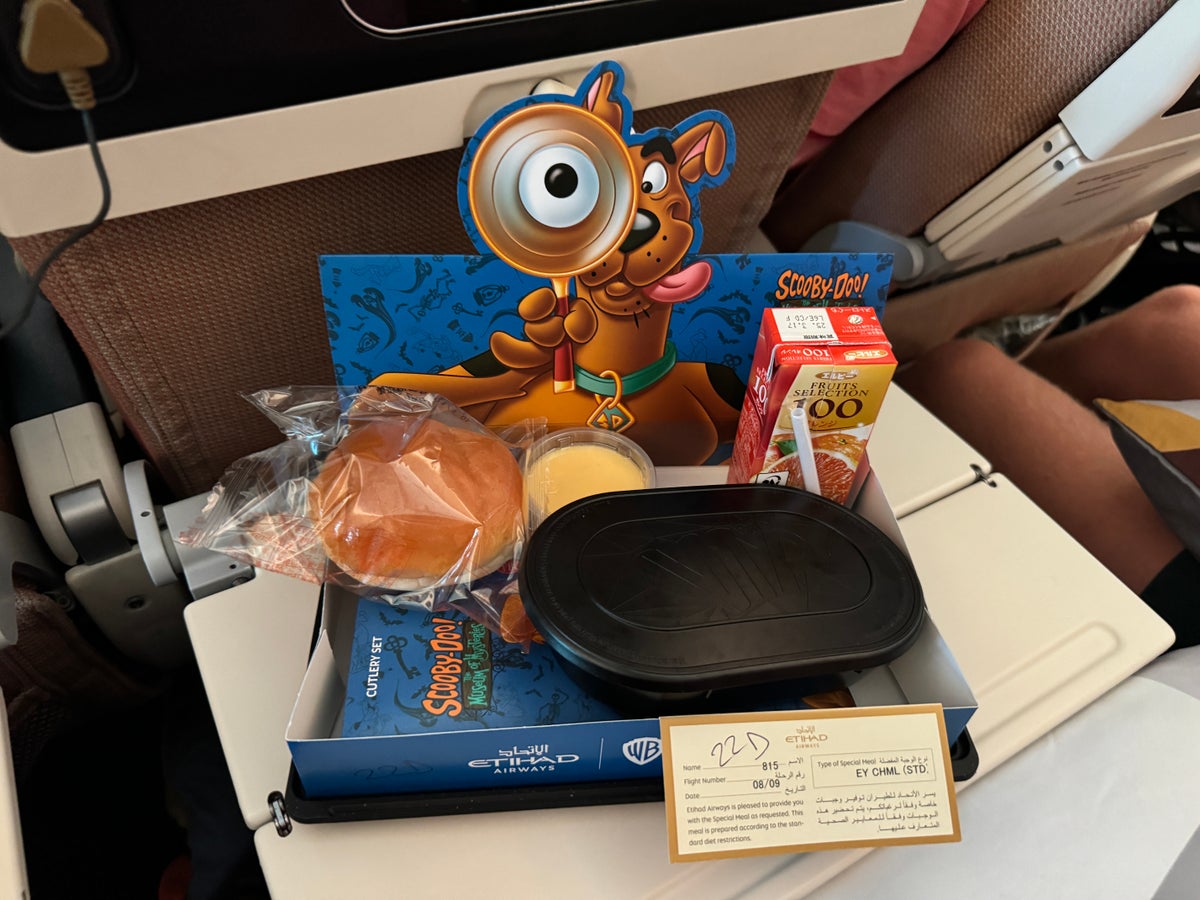 Etihad B787 9 Economy KIX AUH first kid meal