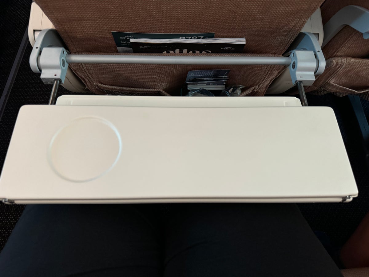 Etihad B787 9 Economy KIX AUH half tray