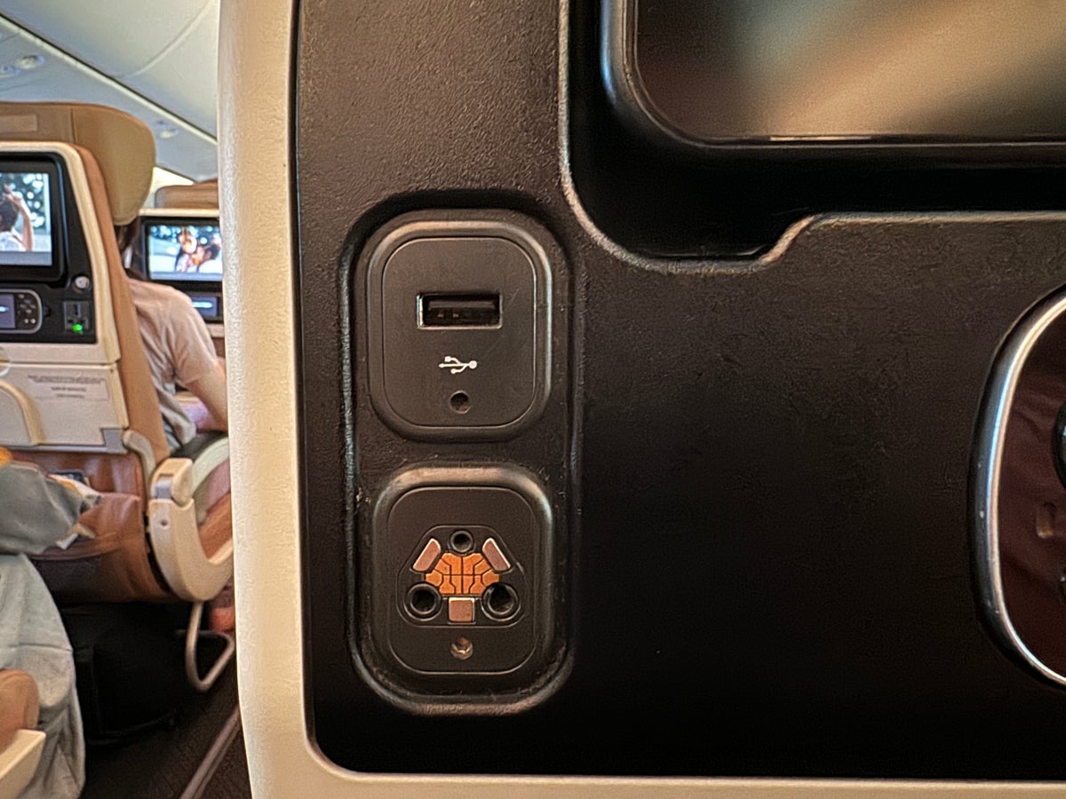 Etihad B787 9 Economy KIX AUH headphone USB