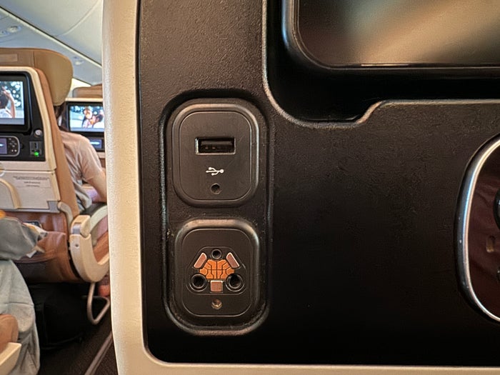 Etihad B787 9 Economy KIX AUH headphone USB Etihad B787 9 Economy KIX AUH headphone USB