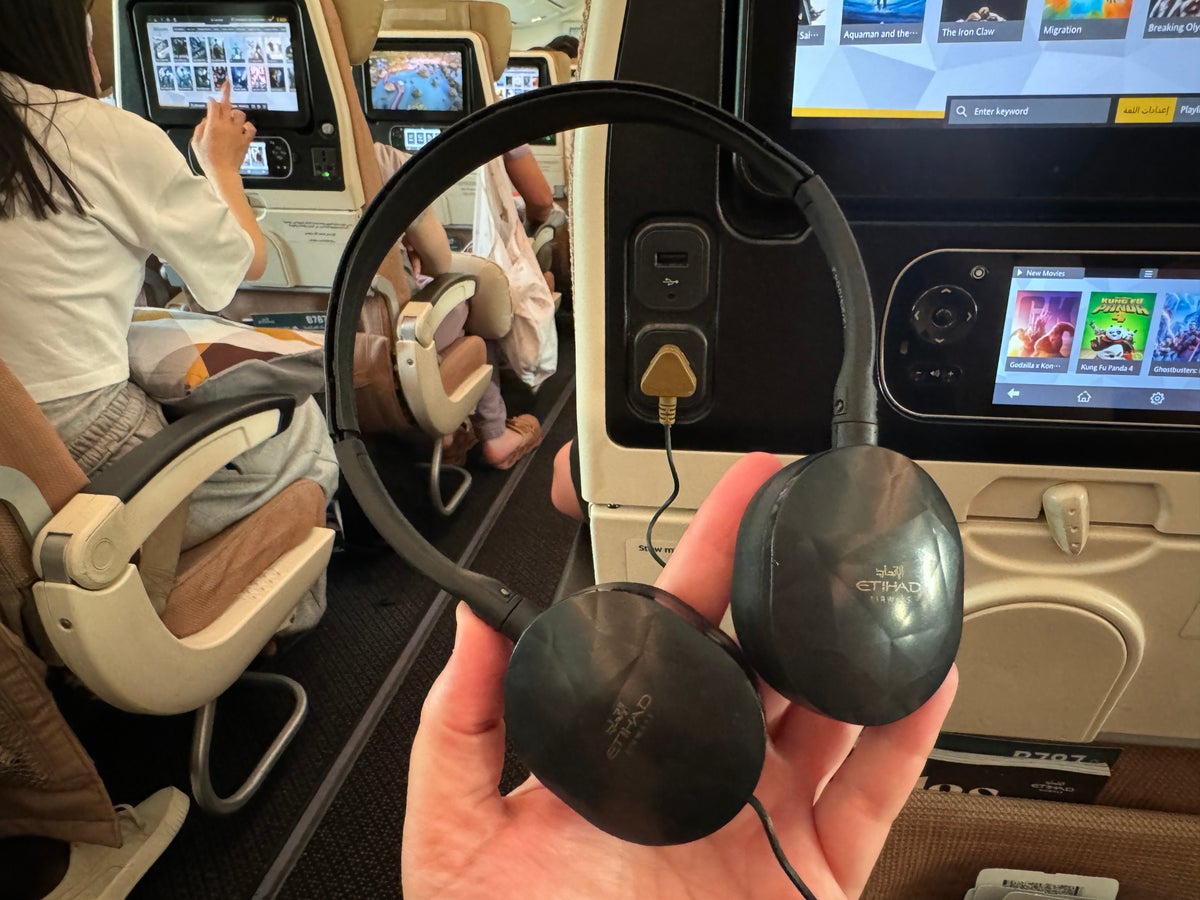 Etihad B787 9 Economy KIX AUH headphones