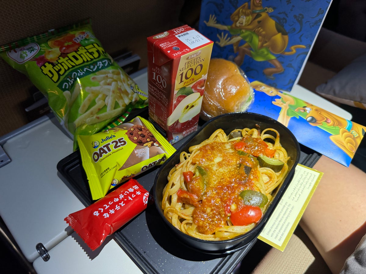 Etihad B787 9 Economy KIX AUH kid meal 2