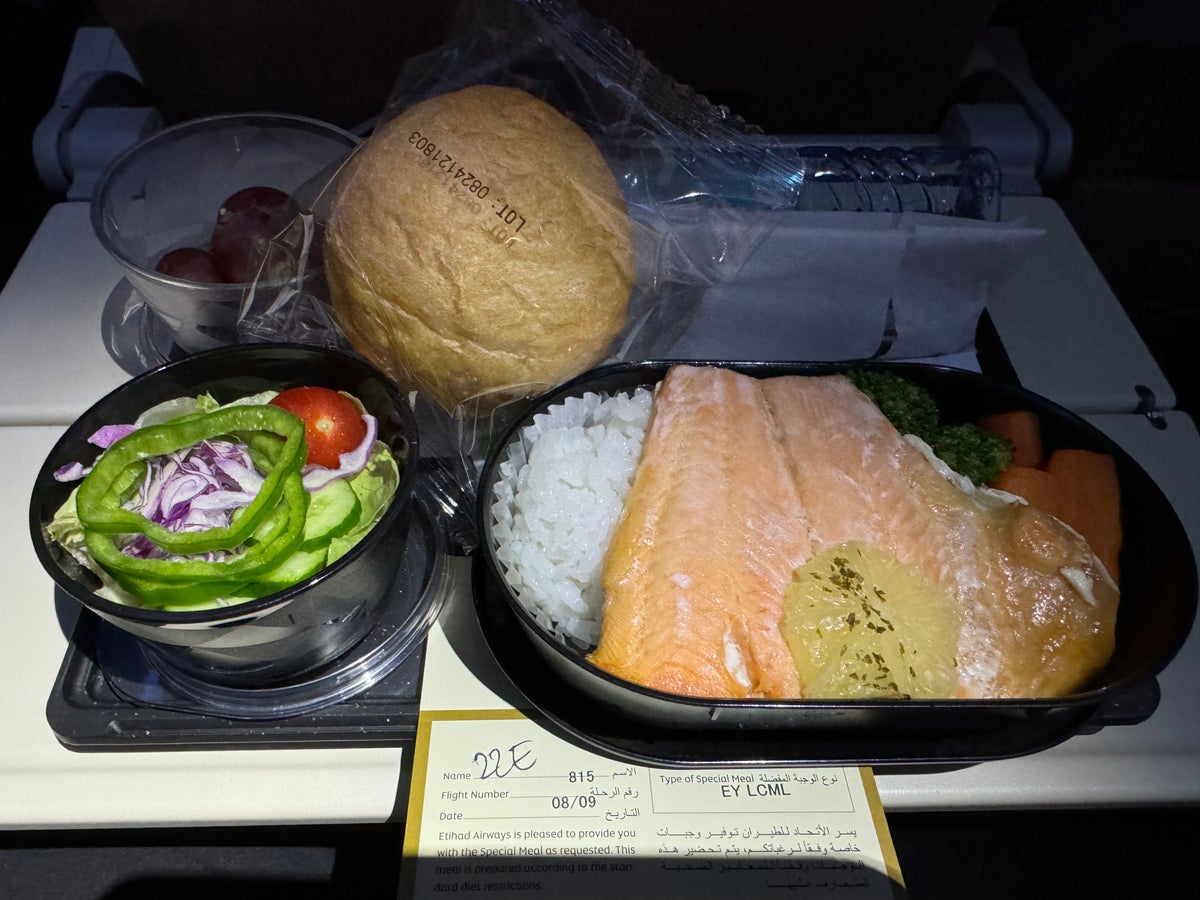 Etihad B787 9 Economy KIX AUH low cal meal 2