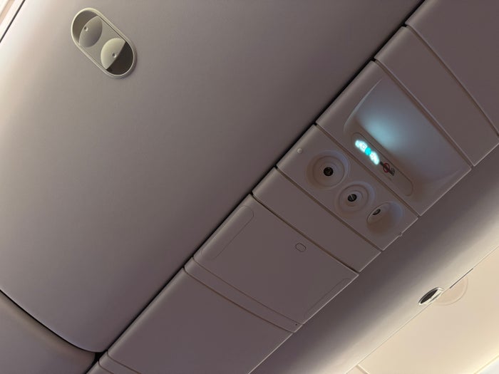 Etihad B787 9 Economy KIX AUH overhead light Etihad B787 9 Economy KIX AUH overhead light