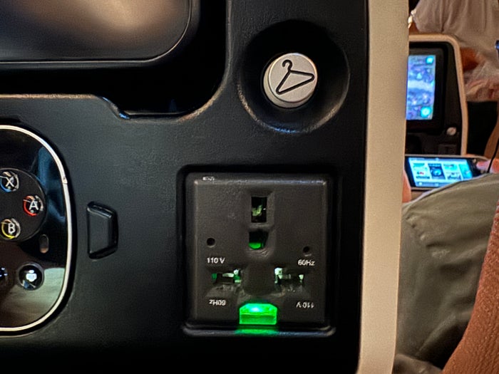 Etihad B787 9 Economy KIX AUH power Etihad B787 9 Economy KIX AUH power