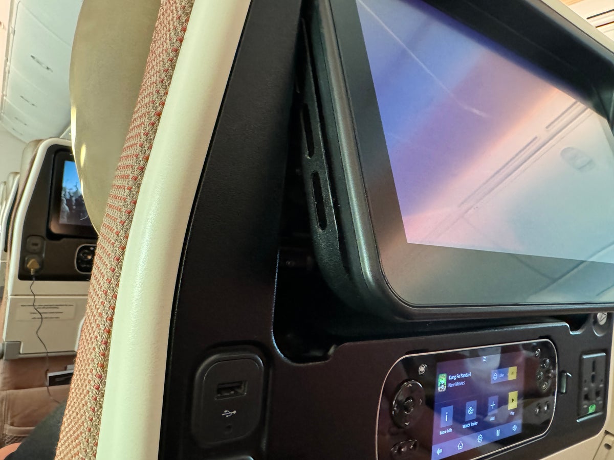 Etihad B787 9 Economy KIX AUH screen tilt