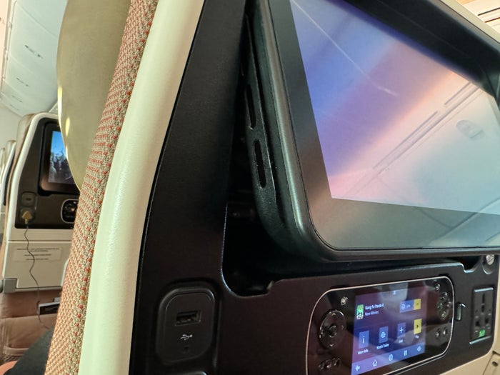 Etihad B787 9 Economy KIX AUH screen tilt Etihad B787 9 Economy KIX AUH screen tilt
