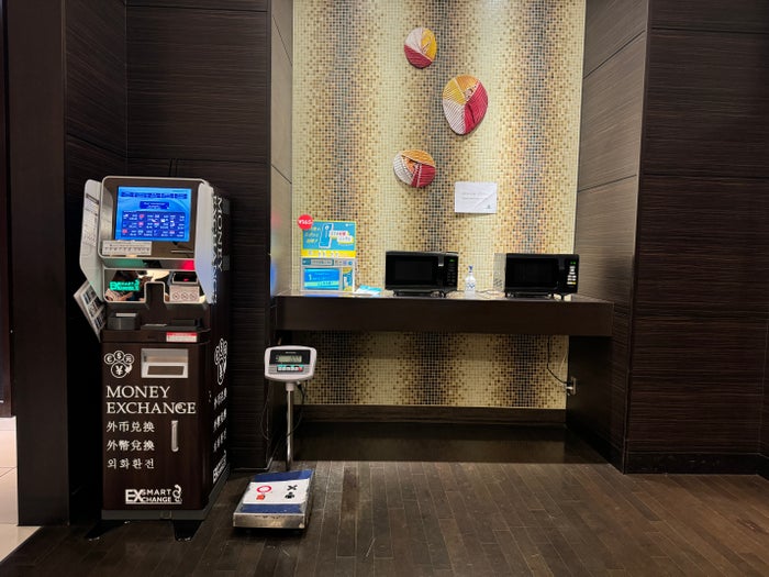 Holiday Inn Osaka Namba lobby money changer microwaves Holiday Inn Osaka Namba lobby money changer microwaves