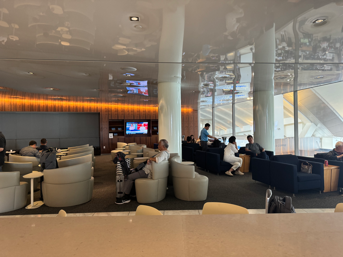 Korean Air lounge LAX TBIT TV