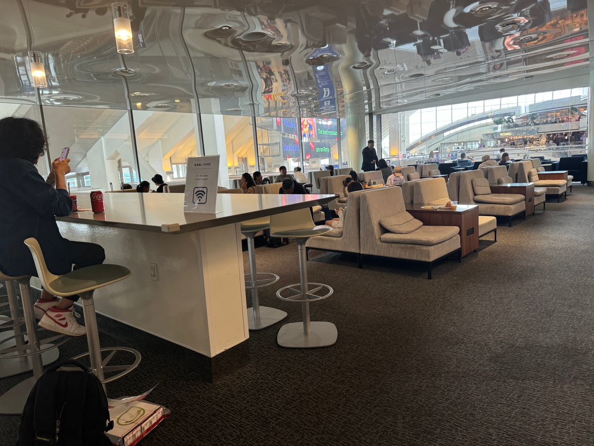 Korean Air lounge LAX TBIT seating