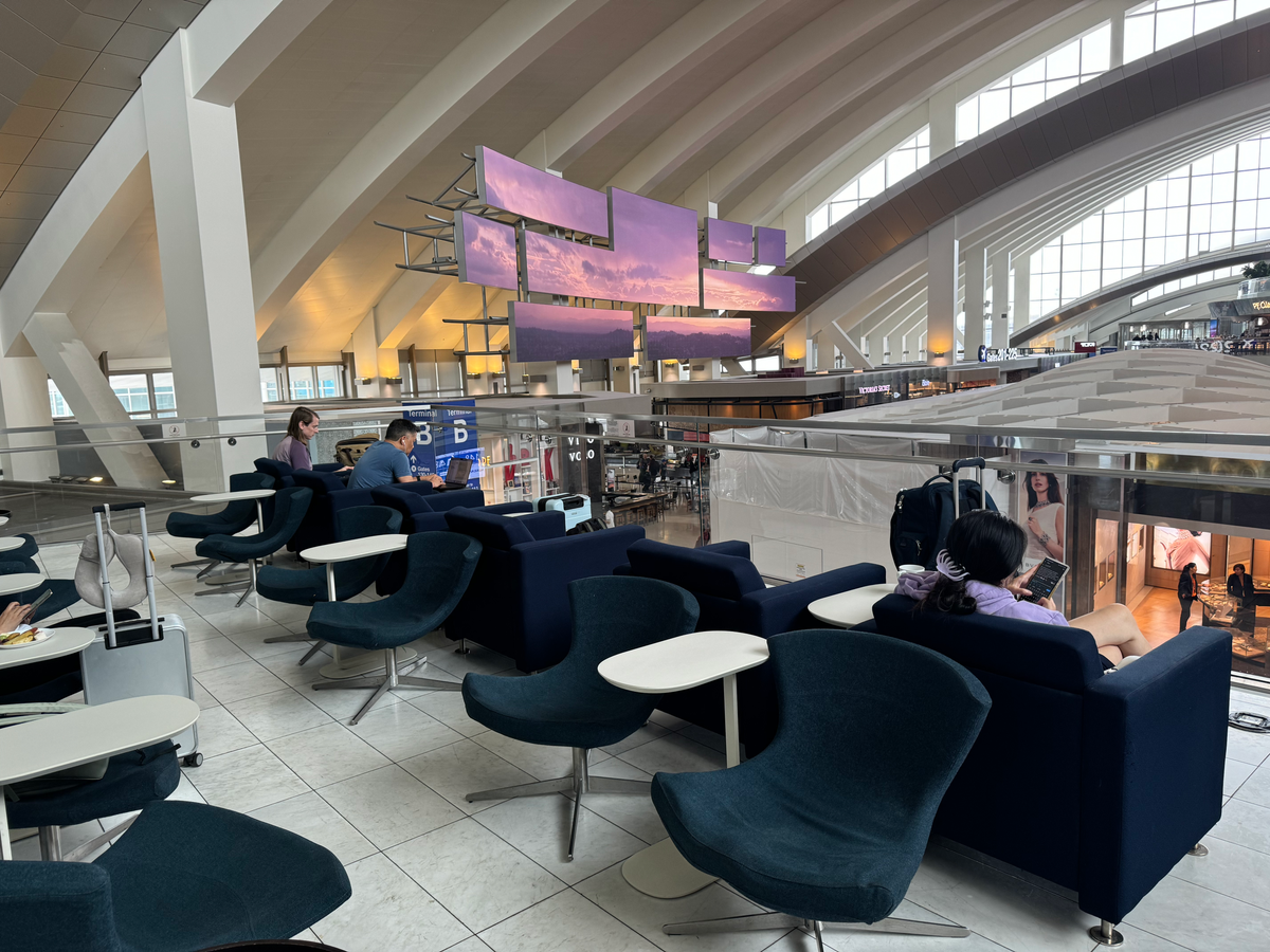 Korean Air lounge LAX TBIT seating over concourse