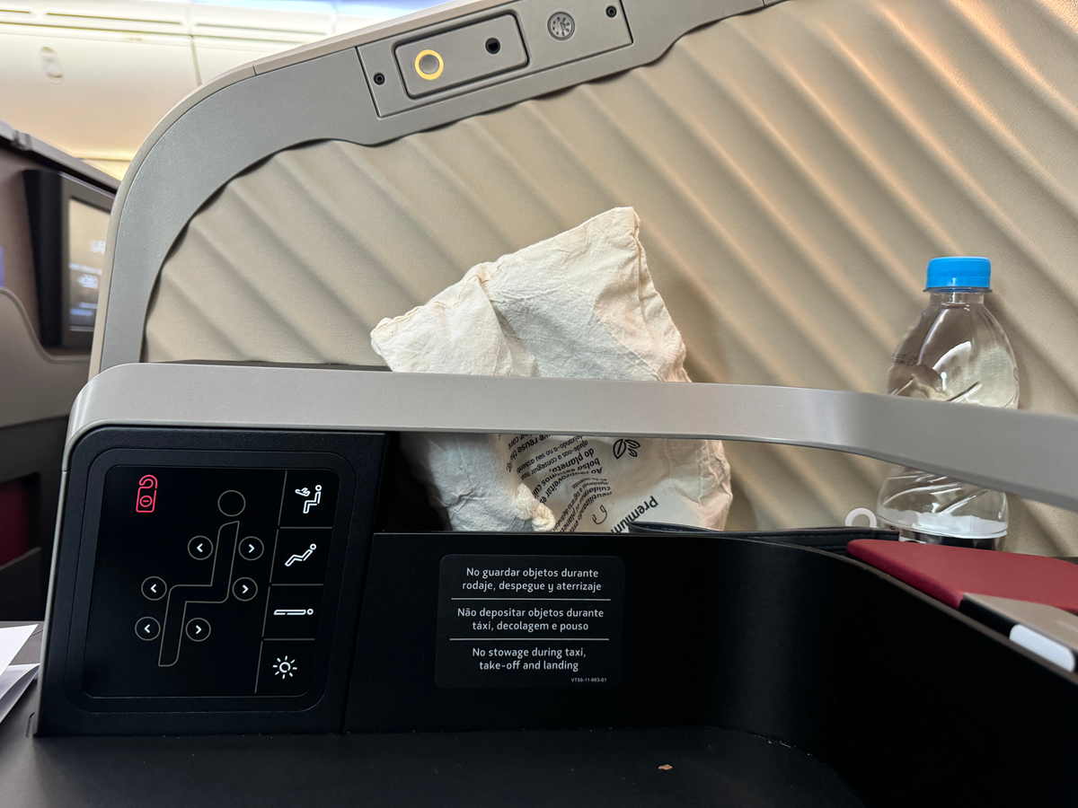 LATAM business class B787 9 GRU SCL seat amenities