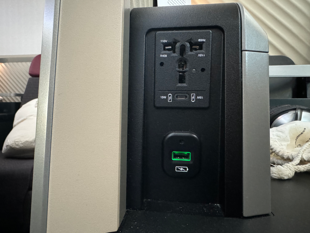 LATAM business class B787 9 GRU SCL seat outlets