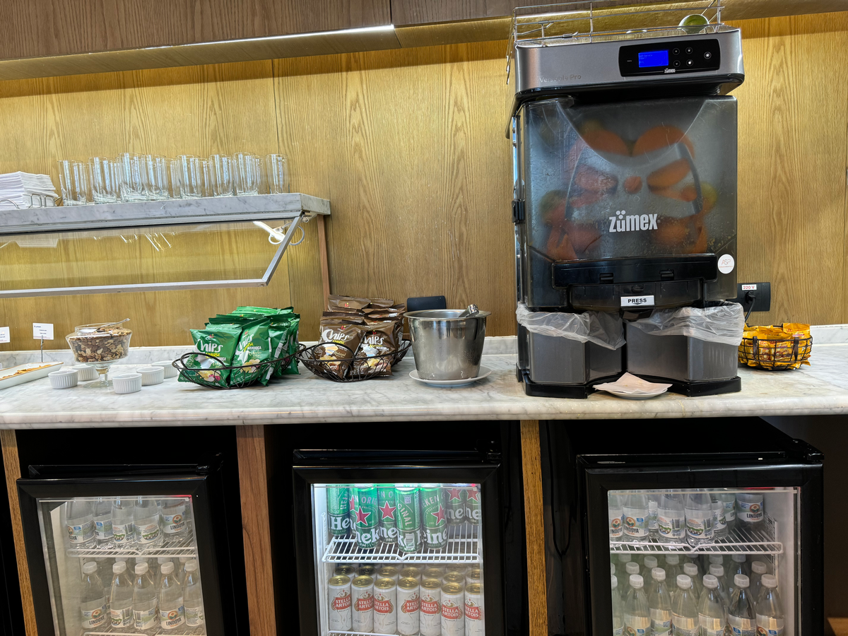 LATAM lounge Sao Paulo GRU terminal 3 drinks chips