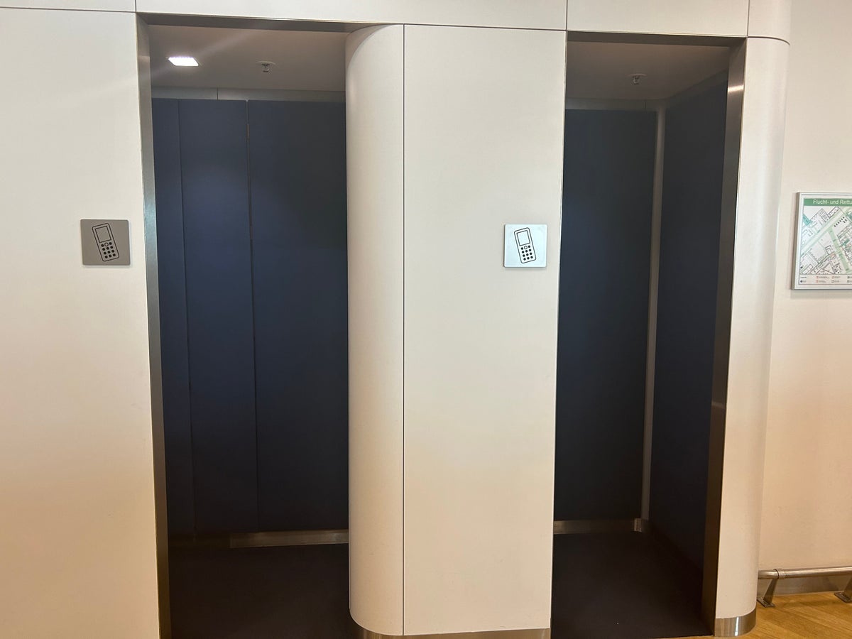 Lufthansa Business Class Lounge Callrooms FRA