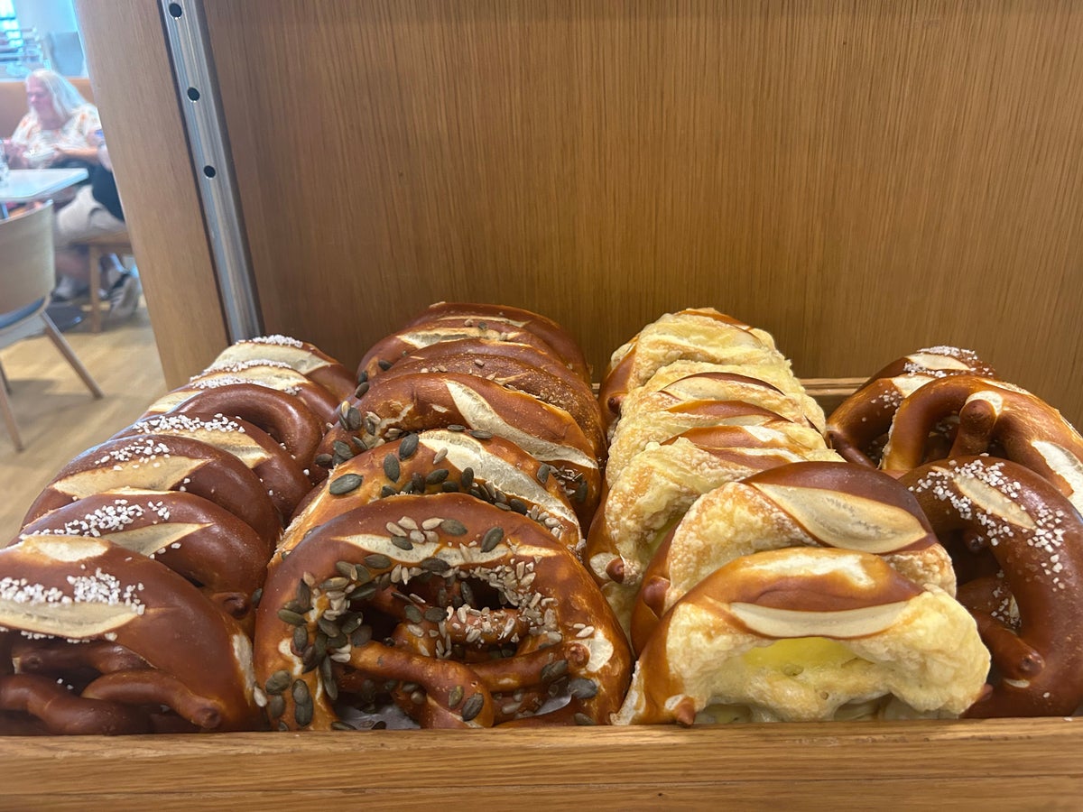 Lufthansa Food Pretzels FRA