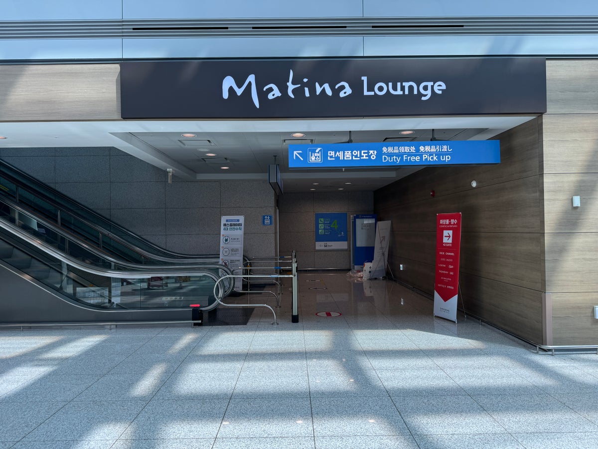 Matina Lounge ICN escalator entrance