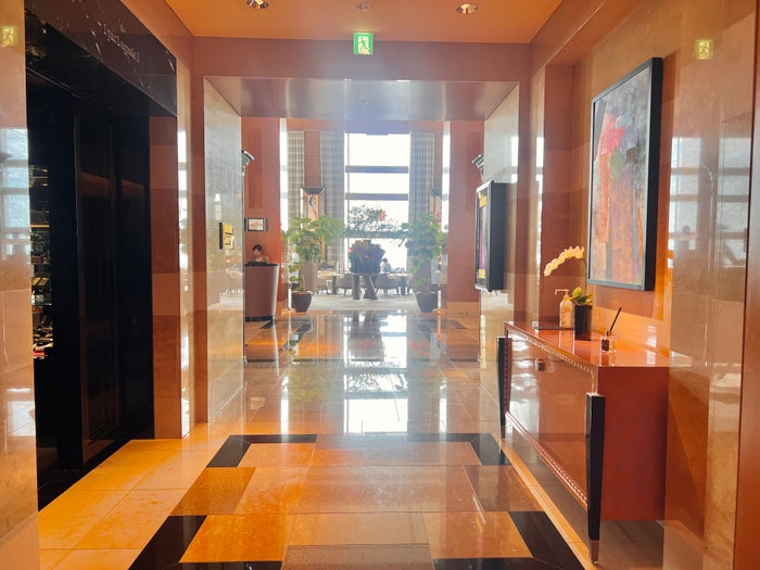 Ritz Carlton Tokyo getting off lobby elevators Ritz Carlton Tokyo getting off lobby elevators