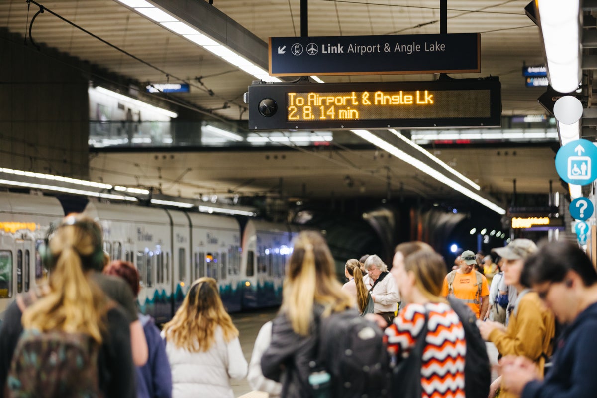 Real time information arrival signs at University Street Station