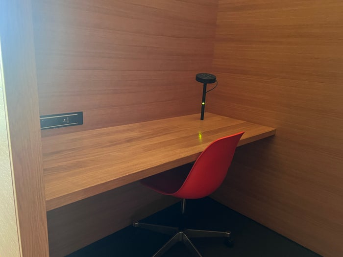 Swiss Business Class Lounge Zurich workstation