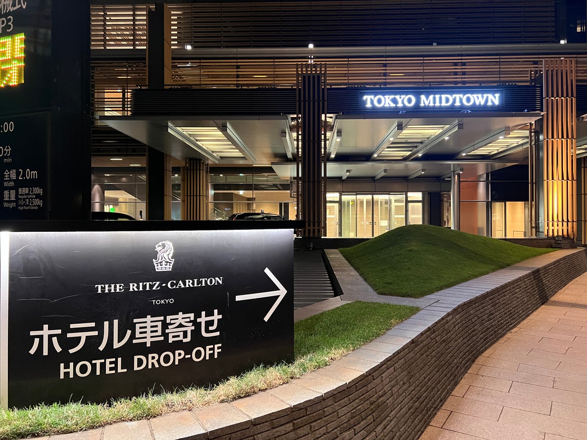 The Ritz Carlton, Tokyo signs