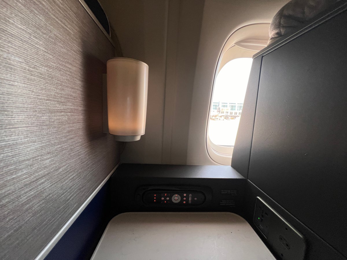 United Polaris 767 300 aisle facing window seats with minimal windows