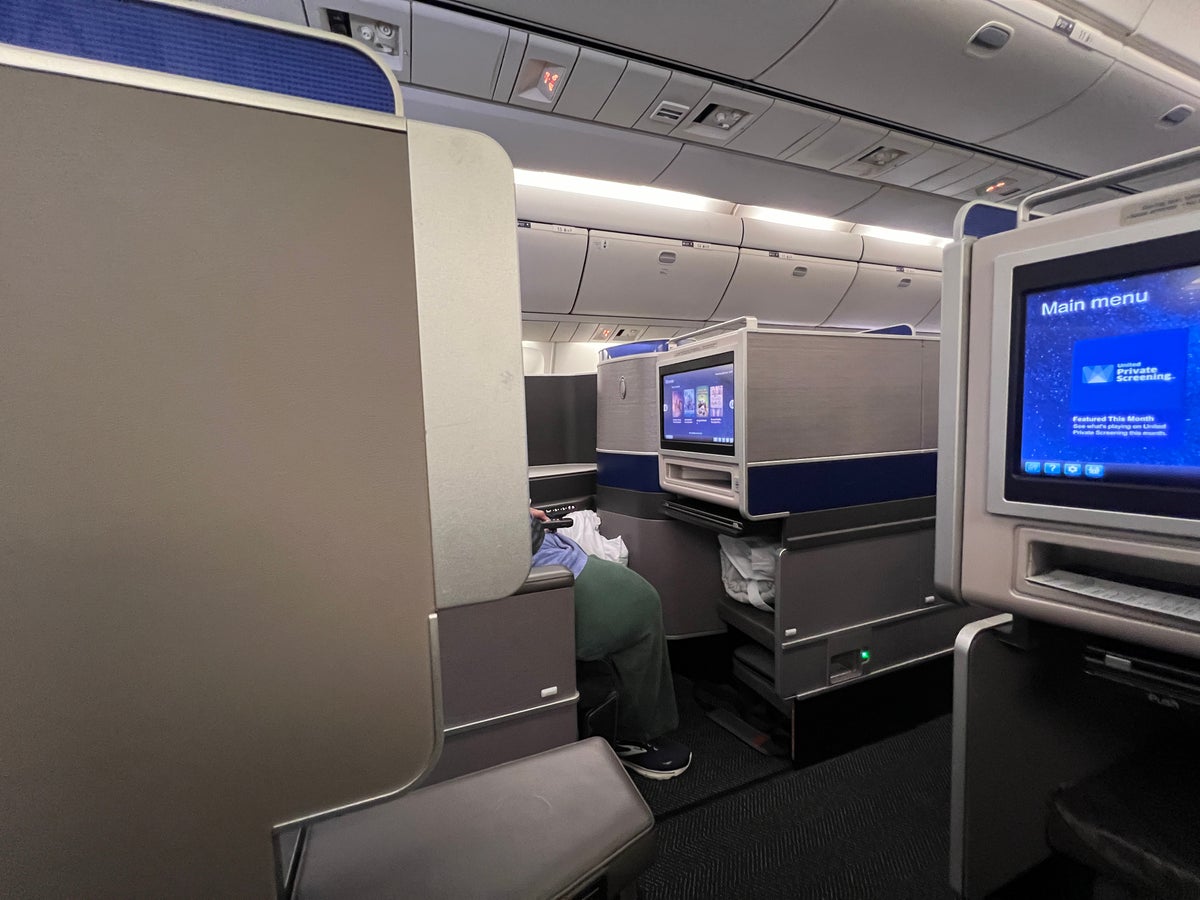 United Polaris 767 300 privacy partition