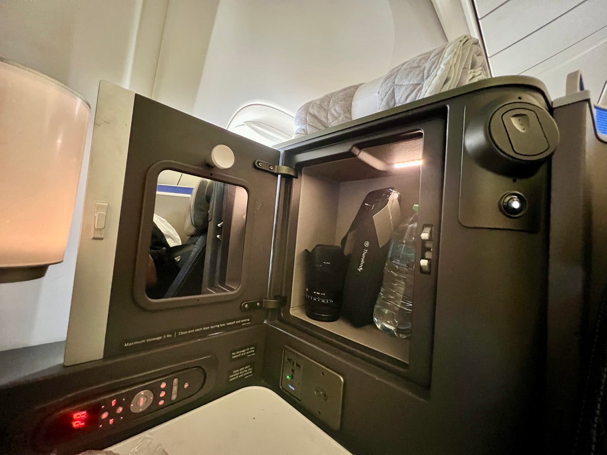 United Polaris 767 300 seat cabinet storage and mirror