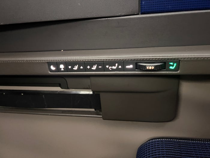United Polaris 767 300 seat controls United Polaris 767 300 seat controls