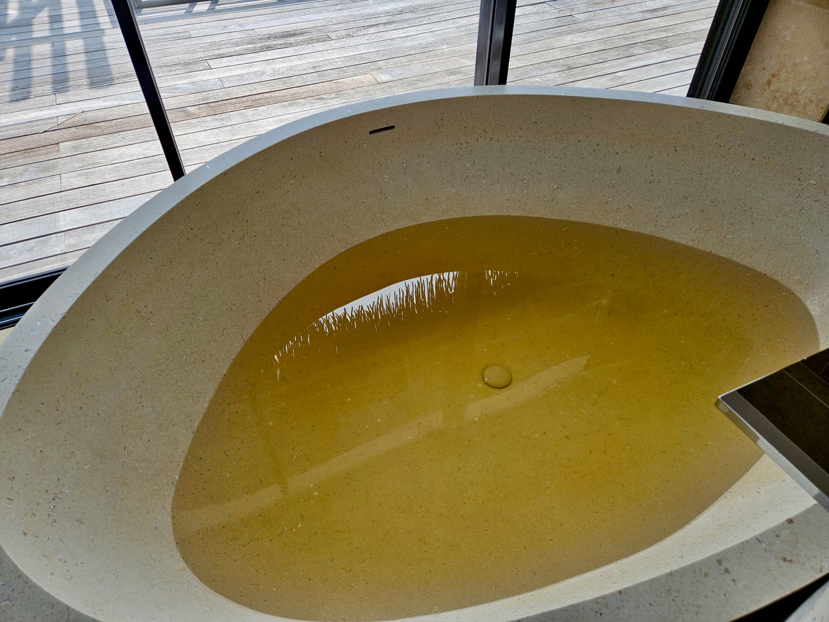 Waldorf Astoria Maldives tub water