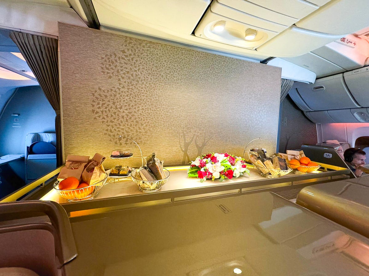 emirates 777 bar