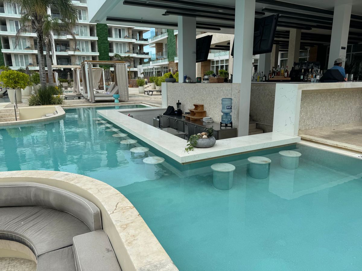 Alaia Belize Autograph Collection Blue Hole Poolside bar