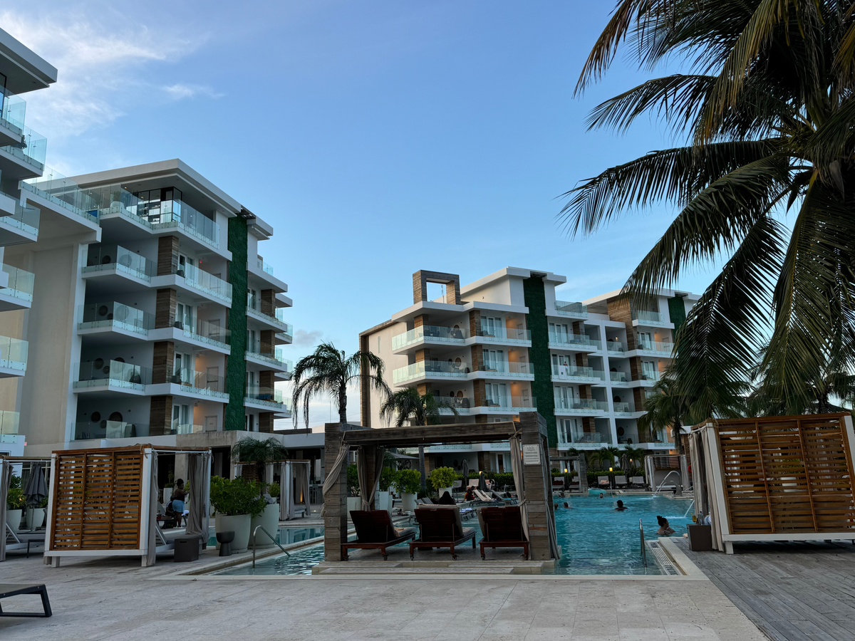 Alaia Belize Autograph Collection pool cabanas