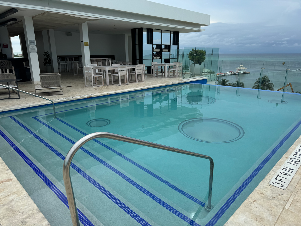 Alaia Belize Autograph Collection rooftop pool