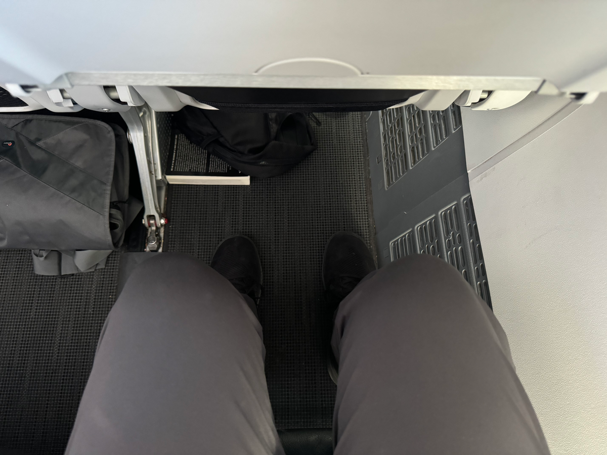 Alaska Airlines B737 9 MAX LAX BZE Seat pitch