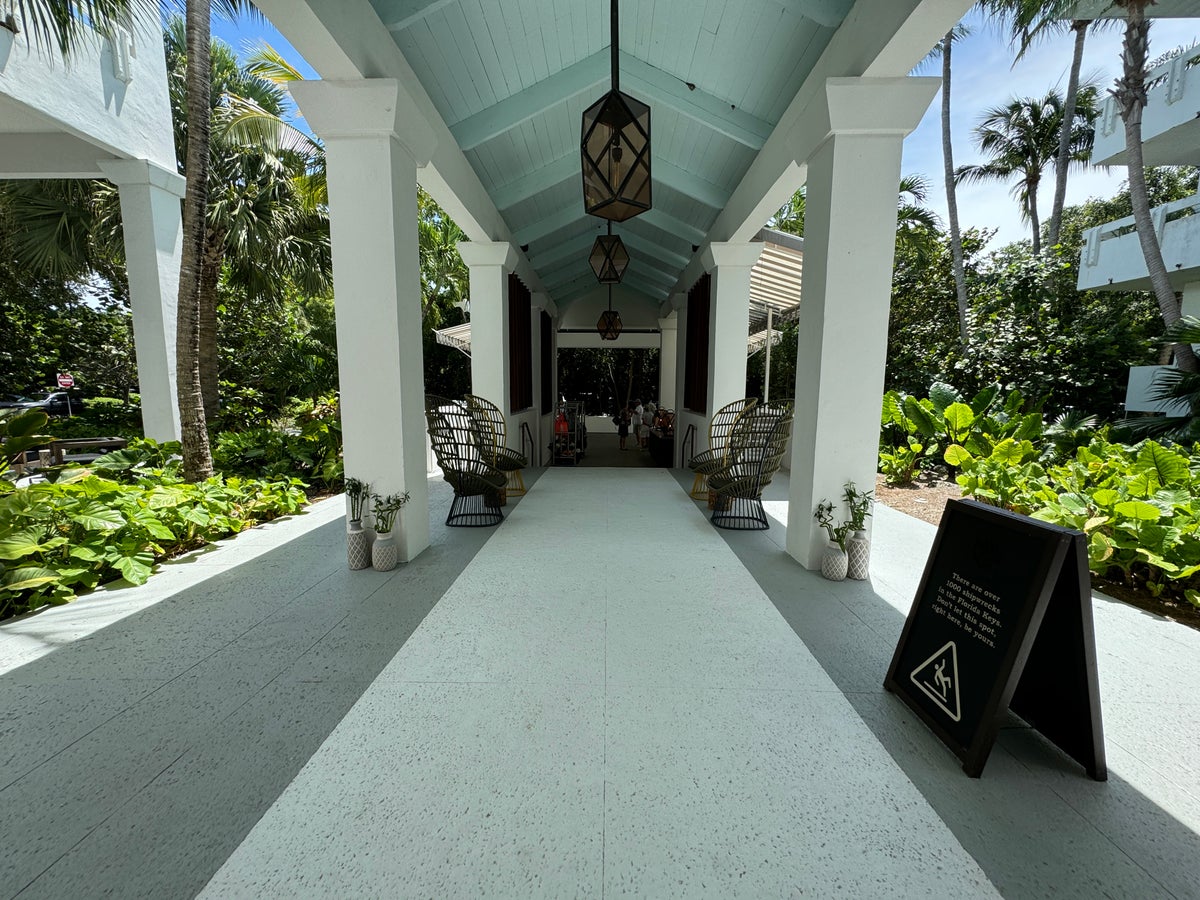 Bakers Cay Valet Hotel entrance