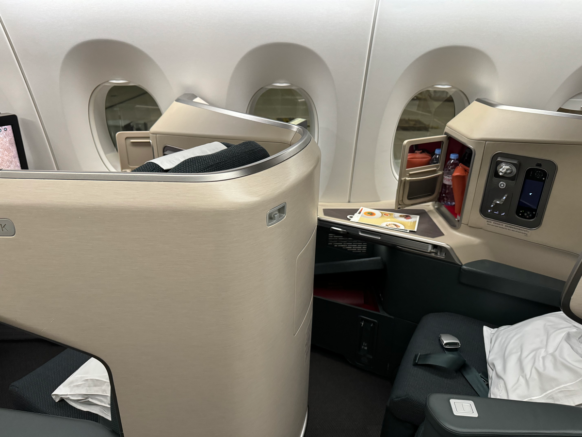 Cathay Pacific A350 1000 business class window seat division